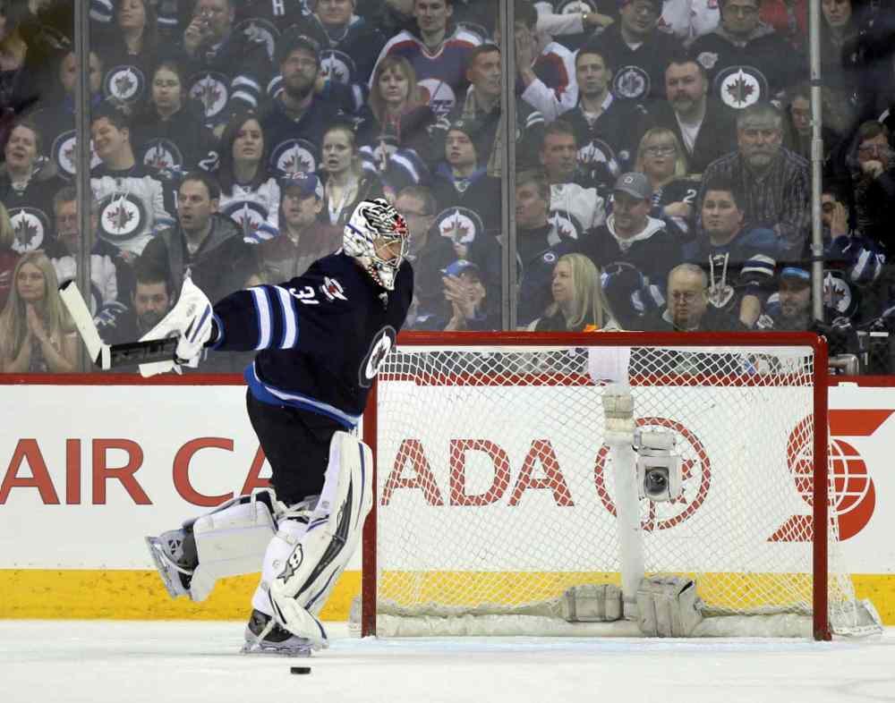 Phil Hossack / Winnipeg Free Press
Ondrej Pavelec sweeps a goal by Los Angeles Mike Richards out of his net during the second period.