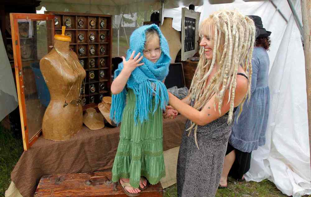 BORIS MINKEVICH / WINNIPEG FREE PRESS
Briar MacDonald, 3, and her mom Devaki MacDonald, from Collingwood, Ont., have fun setting up their craft booth in preparation for the Winnipeg Folk Festival.