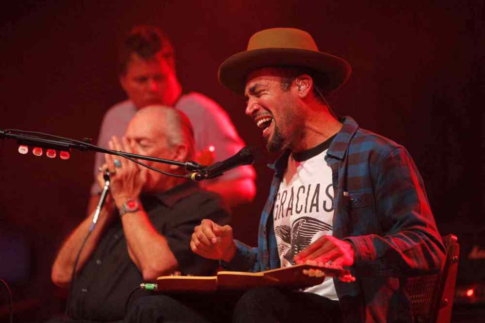 Boris Minkevich / Winnipeg Free Press
Ben Harper plays guitar on the Folk Fest's Main Stage Thursday night. He is touring with blues harmonica musician Charlie Musselwhite.