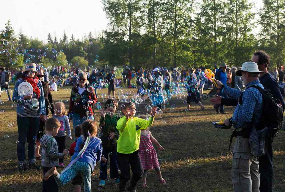 Sarah Taylor / Winnipeg Free Press
Kids flock to the bubbles at Folk Fest on Saturday.