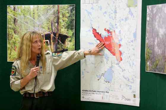 TREVOR HAGAN / WINNIPEG FREE PRESS Marney Brown, Incident Commander for Kenora Fire 18, updates people affected by the fire in the Whiteshell during a community meeting on Sunday.