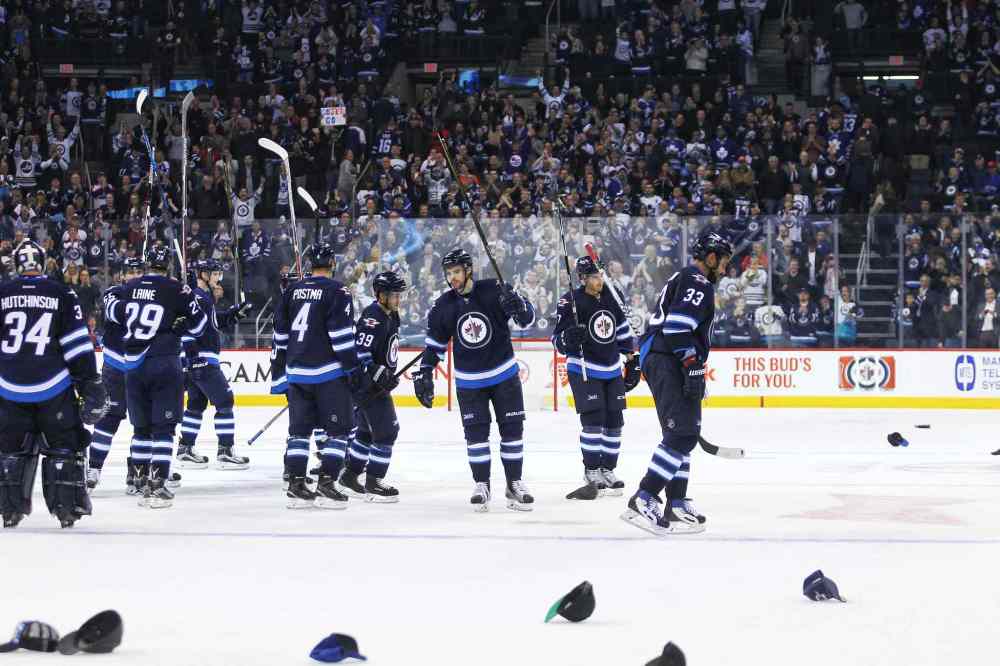 MIKE DEAL / WINNIPEG FREE PRESS
The Winnipeg Jets celebrate an overtime 5-4 win against the Toronto Maple Leafs at the MTS Centre Wednesday evening.