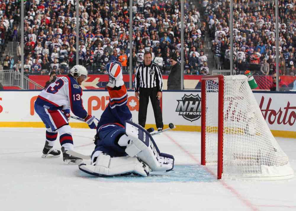 RUTH BONNEVILLE / WINNIPEG FREE PRESS
Teemu Selanne scores the first goal for the Jets against the Edmonton Oilers during the first period.
October 22, 2016