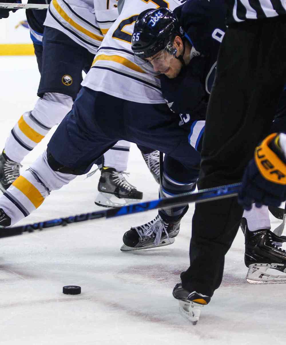 MIKE DEAL / WINNIPEG FREE PRESS
Winnipeg Jets' Mark Scheifele (55) tries to get to the puck after a face off in during play against the Buffalo Sabres' Sunday afternoon.