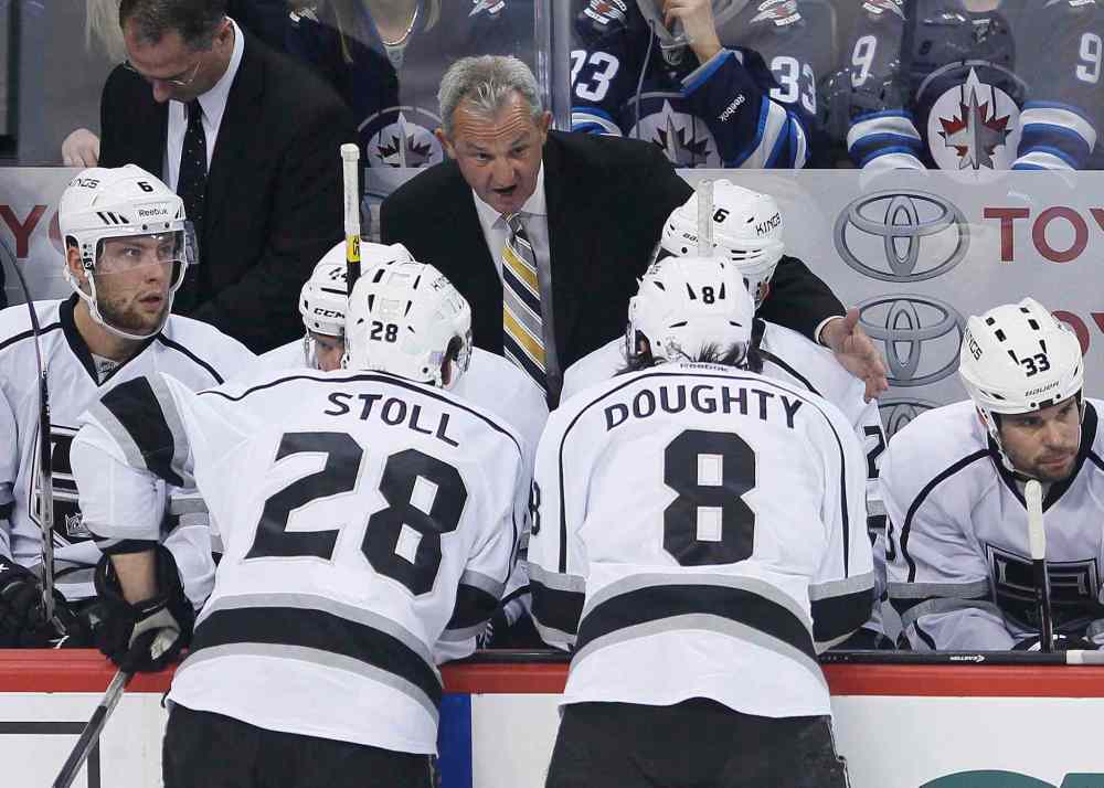 JOHN WOODS / THE CANADIAN PRESS
Los Angeles Kings' head coach Darryl Sutter talks to his team during the first period.