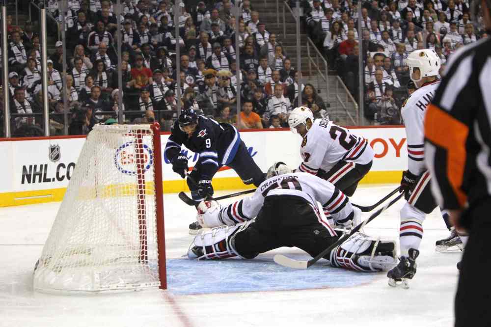 Ruth Bonneville / Winnipeg Free Press
Evander Kane tries can't beat Blackhawks goaltender Corey Crawford during the second period.