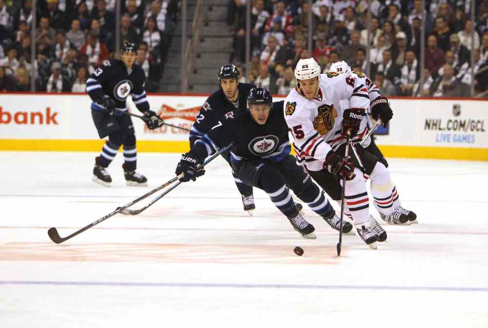 Ruth Bonneville / Winnipeg Free Press
Andrew Shaw (right) of the Blackhawks skates with the puck as James Wright gives chase during the second period.
