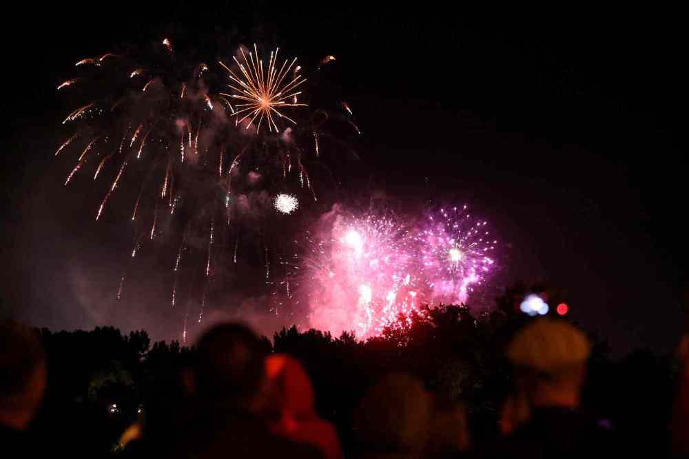 TREVOR HAGAN / WINNIPEG FREE PRESS
Fireworks display during the Canada 150 celebrations at The Forks.