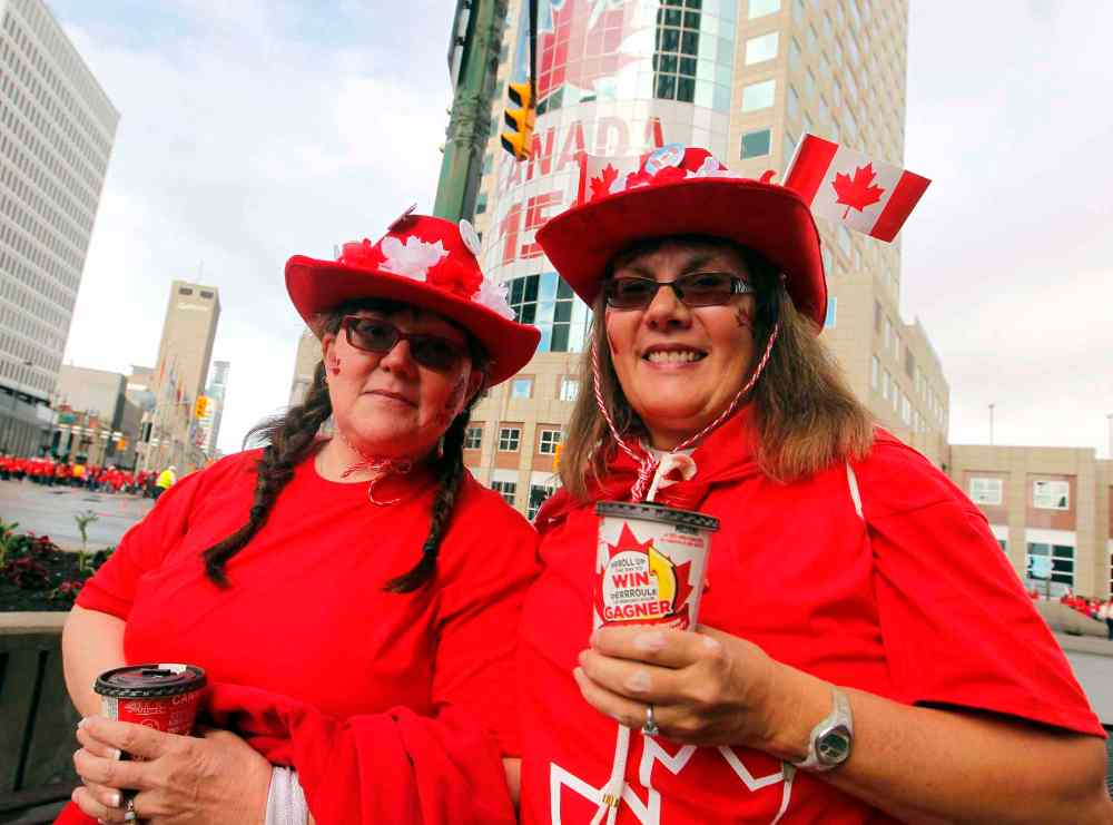 BORIS MINKEVICH / WINNIPEG FREE PRESS
Claudette Delorme and Lorraine Kahler get ready to take part in the maple leaf with the help of a little morning boost of coffee.
