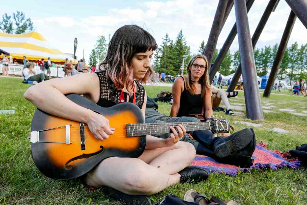 JUSTIN SAMANSKI-LANGILLE / WINNIPEG FREE PRESS
Gabrela Ocejo of Javel performs next to the Village Tower Thursday as part of the Folk Festival activities.