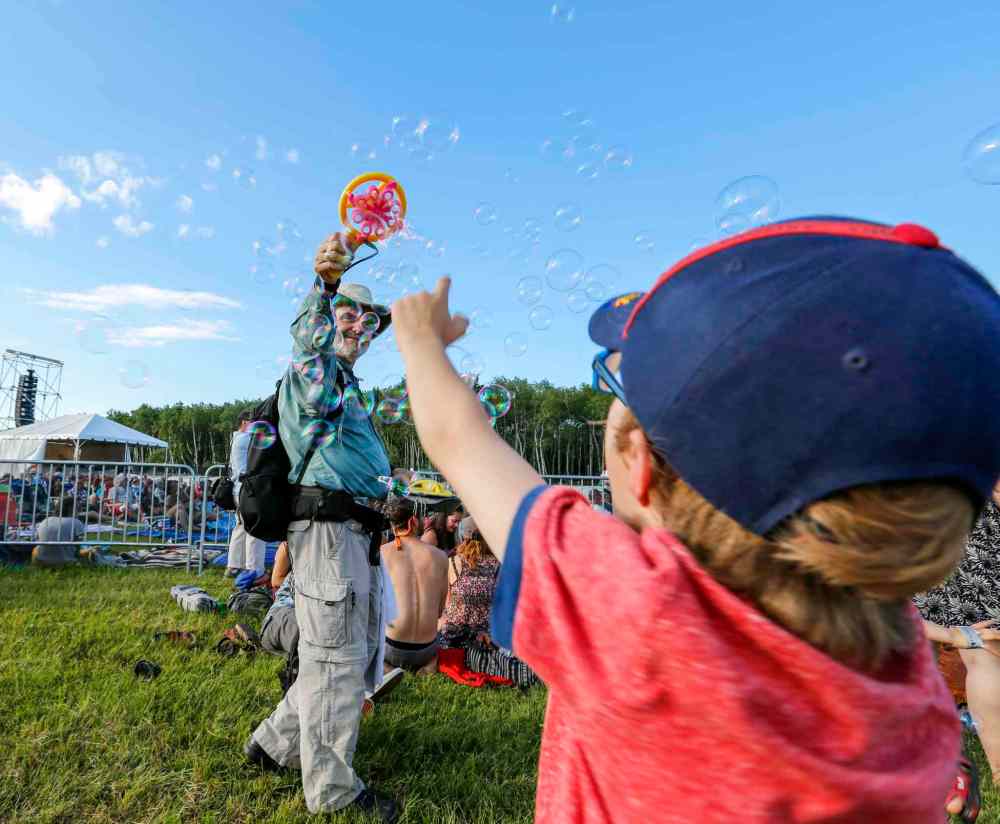 JUSTIN SAMANSKI-LANGILLE / WINNIPEG FREE PRESS
Rich Hamon entertains some young festival goers Thursday in front of the Folk Festival Main Stage.