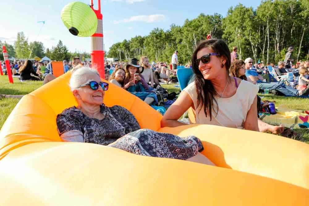 JUSTIN SAMANSKI-LANGILLE / WINNIPEG FREE PRESS
Sandra Schettler (left) and her daughter Alice relax and enjoy the music at Folk Festival's Main Stage Thursday.