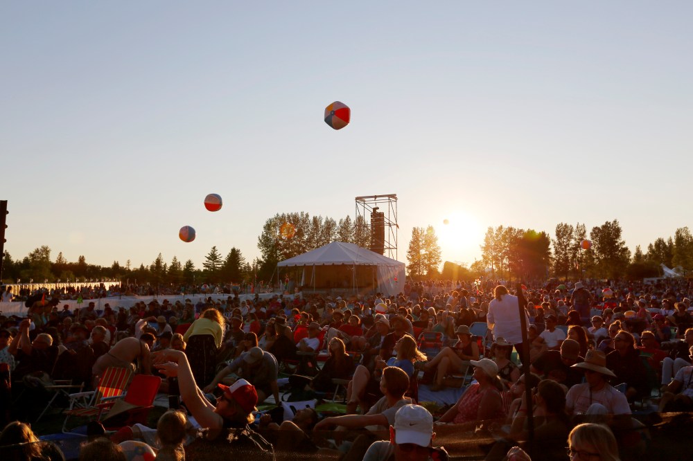 JUSTIN SAMANSKI-LANGILLE / WINNIPEG FREE PRESS
Crowds toss beach balls and take in the music Friday as the sun sets on the main stage at Folk Fest.