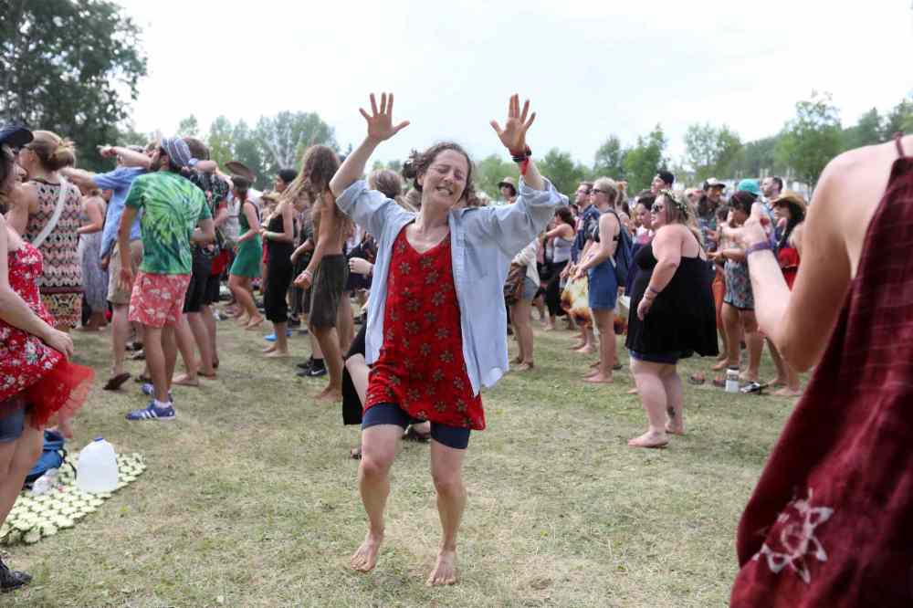 RUTH BONNEVILLE / WINNIPEG FREE PRESS
Kat Rother dances with friends near the stage as thousands gather to listen to performers at the 44th annual Folk Festival at Birds Hill Park Saturday.