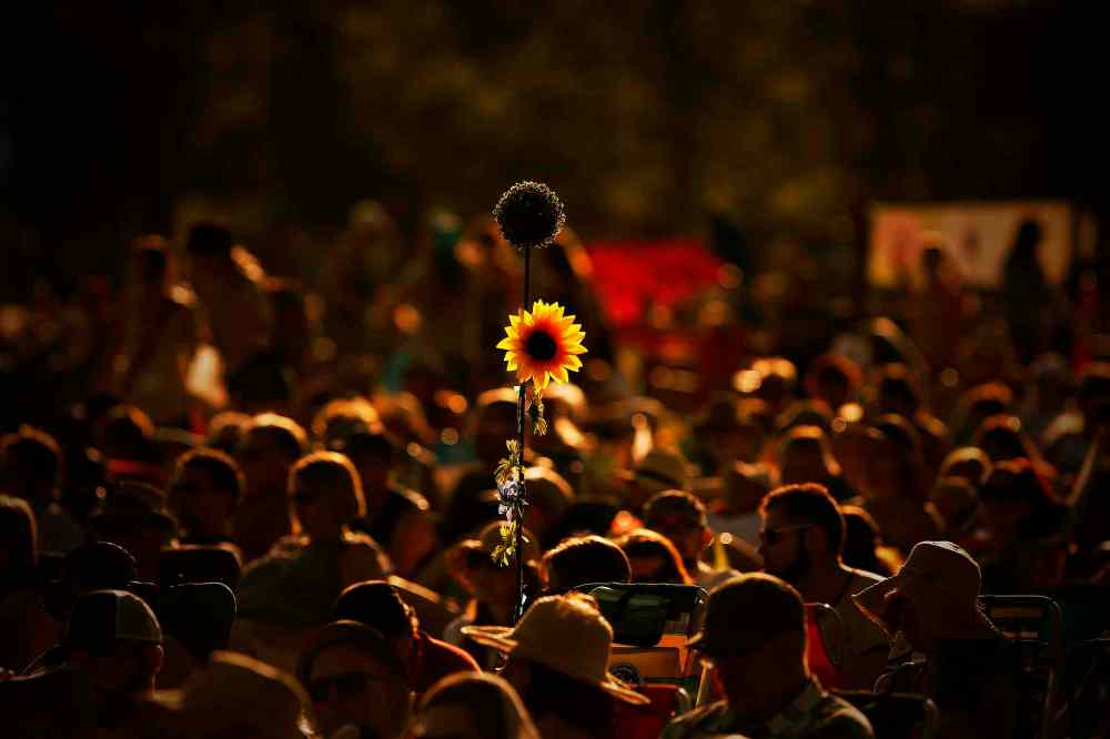 JOHN WOODS / WINNIPEG FREE PRESS
The setting sun casts a golden glow over the crowd on the final day of the Folk Fest.