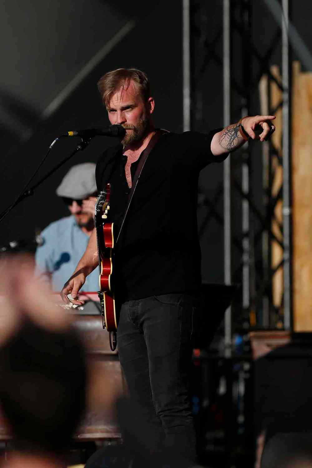JOHN WOODS / WINNIPEG FREE PRESS
Joey Landreth performs on the final day of the Folk Fest.