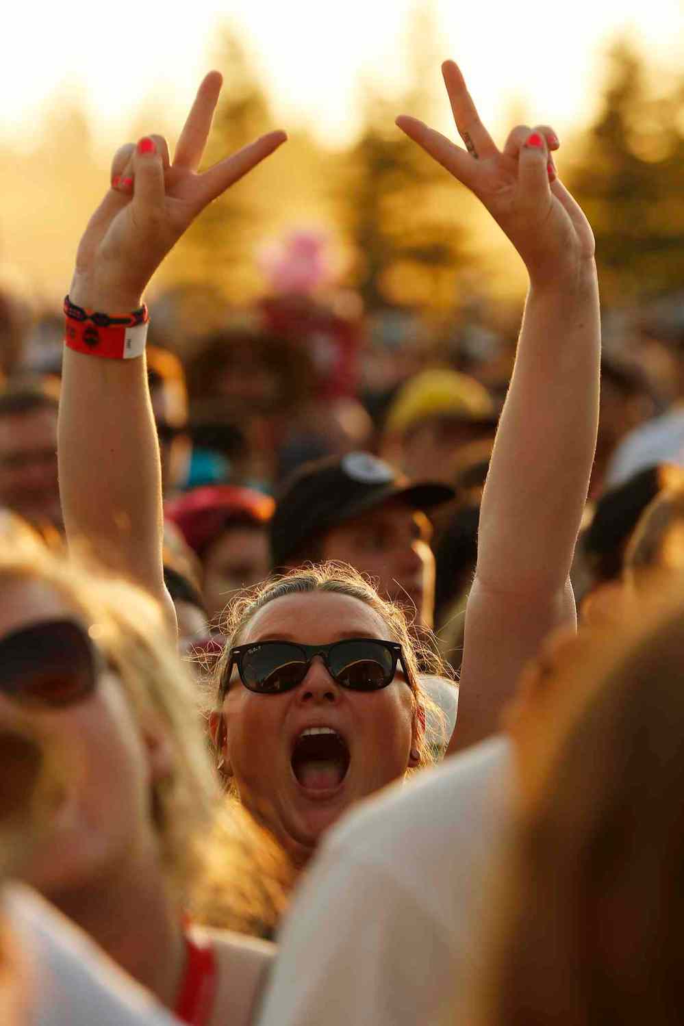 JOHN WOODS / WINNIPEG FREE PRESS
Fans some their enthusiasm as Barenaked Ladies play on the final day of the Folk Fest Sunday.