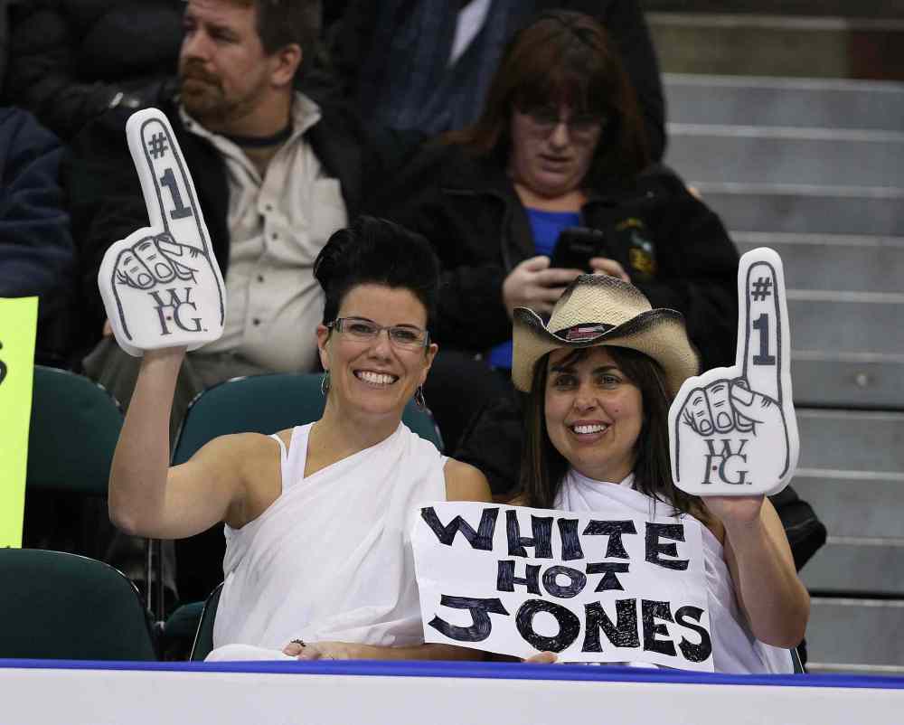 Jason Halstead / Winnipeg Free Press
Fans cheer on Jennifer Jones and her team as they defeated Sherry Middaugh in the women���s final of Roar of the Rings curling at the MTS Centre on Sat., Dec. 7, 2013 to win the right to represent Canada at the Winter Olympics in Sochi, Russia, in February. Photo by Jason Halstead/Winnipeg Free Press