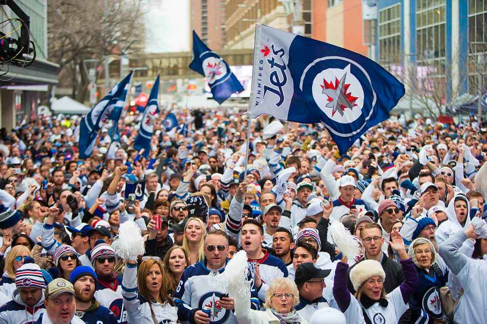 MIKAELA MACKENZIE / WINNIPEG FREE PRESS
Fans fly their flags at the Jets whiteout party.