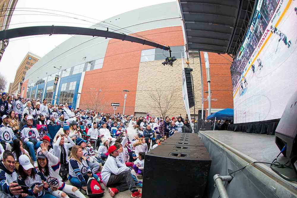 MIKAELA MACKENZIE / WINNIPEG FREE PRESS
Fans watch the game on the big screen at the Jets whiteout party on Donald St.