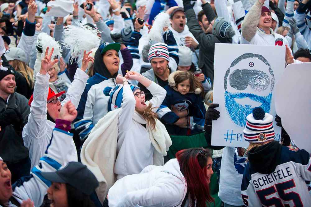 MIKAELA MACKENZIE / WINNIPEG FREE PRESS
The crowd celebrates the Jets goal at the Jets whiteout party.