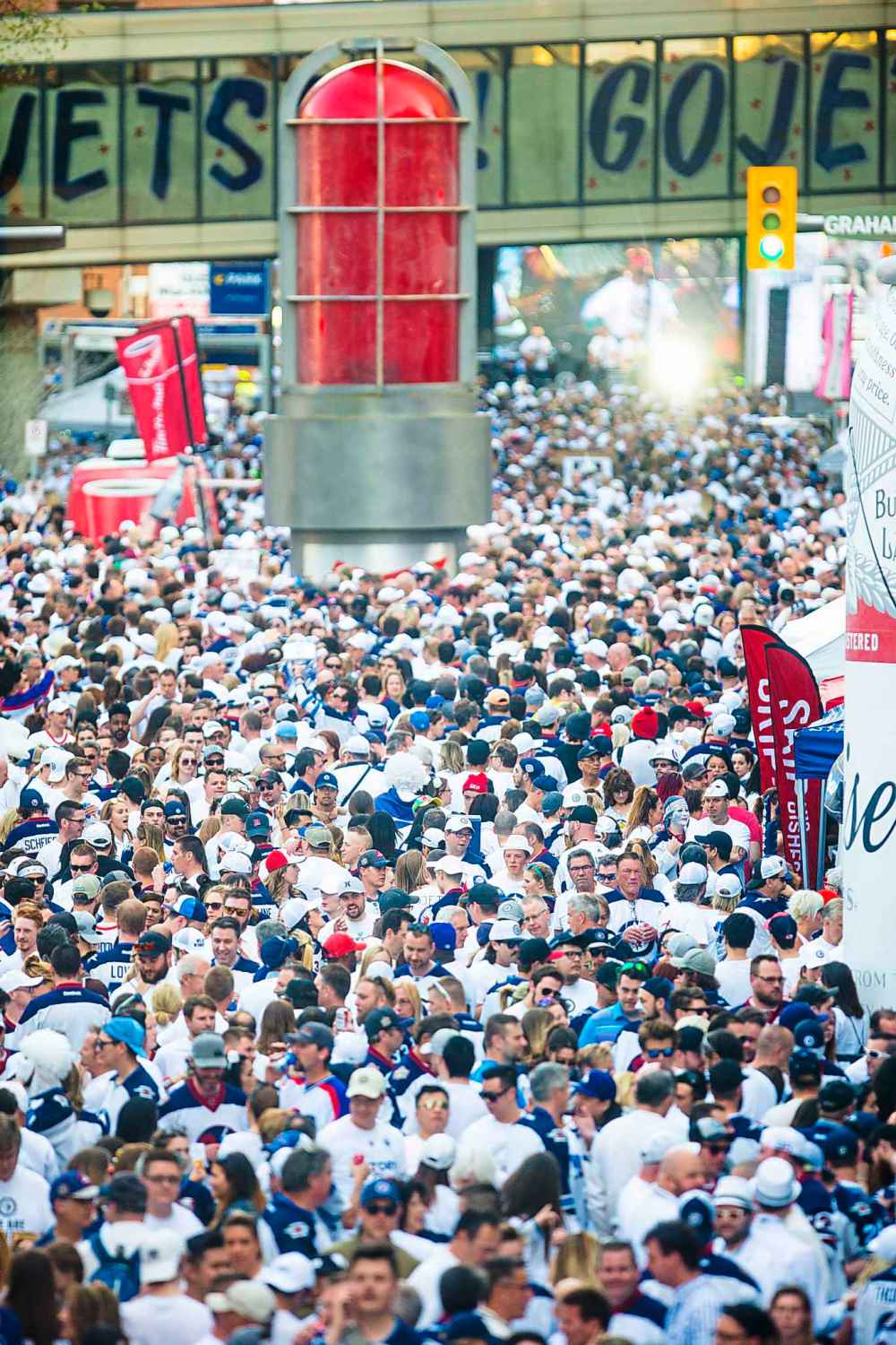 MIKAELA MACKENZIE / WINNIPEG FREE PRESS
Jets fans arrive at Donald Street for the Whiteout street party, Monday.