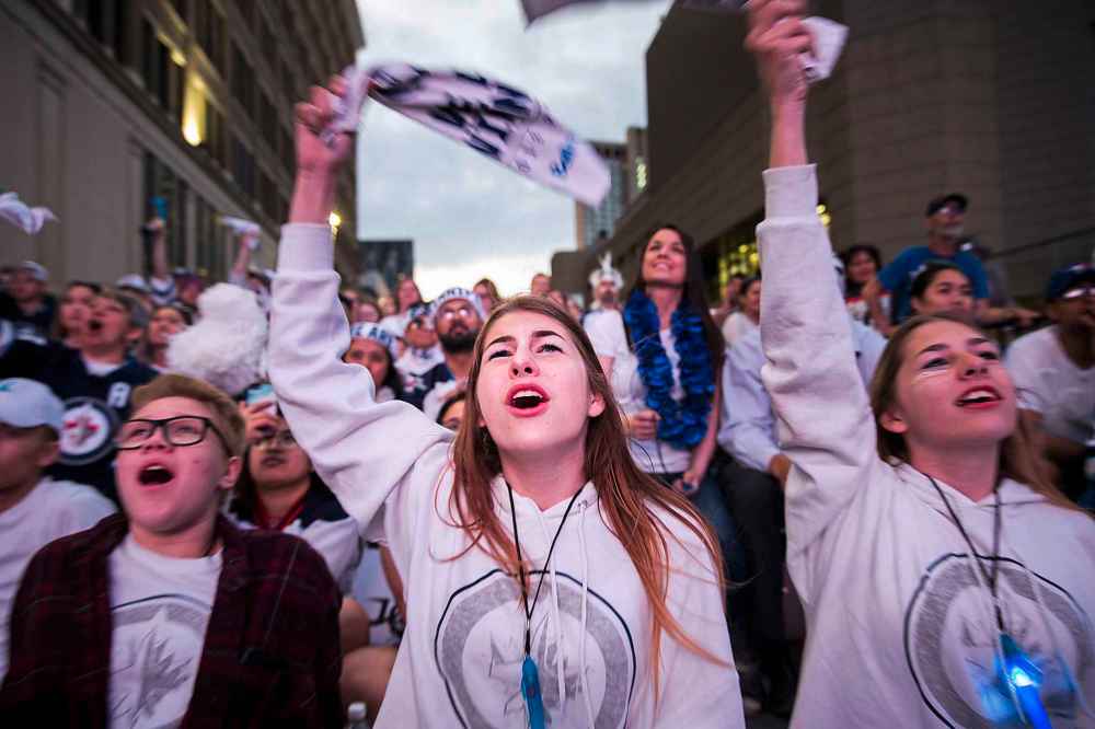 MIKAELA MACKENZIE / WINNIPEG FREE PRESS
Sharon Anderson reacts to a tense game at the Whiteout street party.