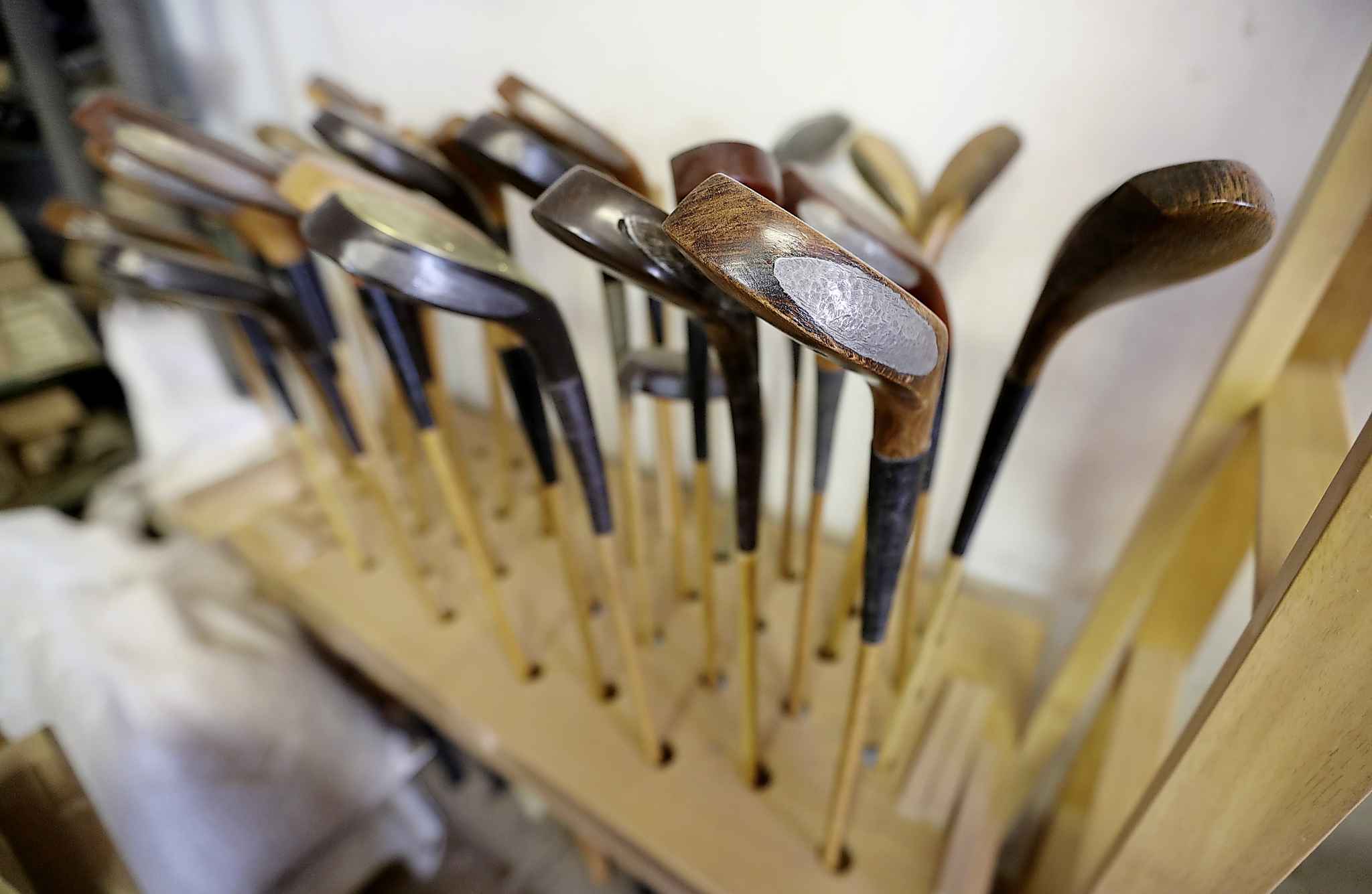 Kelly Leonard recreates classic wooden golf clubs Winnipeg Free Press