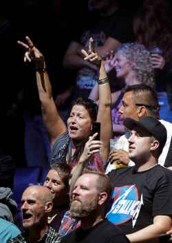PHIL HOSSACK / WINNIPEG FREE PRESS
Metallica fans whoop it up.