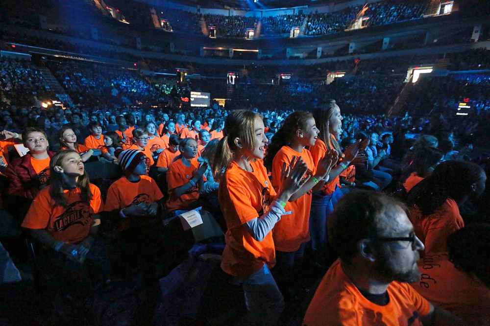 MIKE DEAL / WINNIPEG FREE PRESS
Students from Ecole Lacerte School in orange shirts.