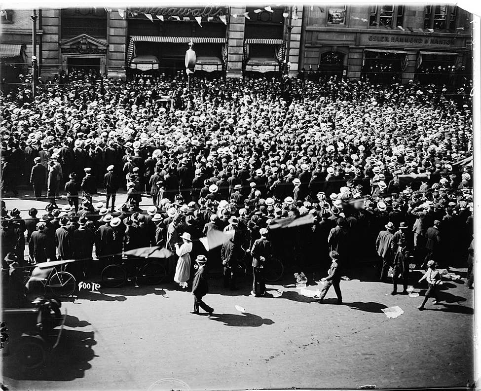 L. B. Foote / Winnipeg Free Press Archives
1919 Strike June 10th
Portage Avenue, at corner of Main Street
Crowd outside drug store, during street demonstration Tuesday afternoon.
