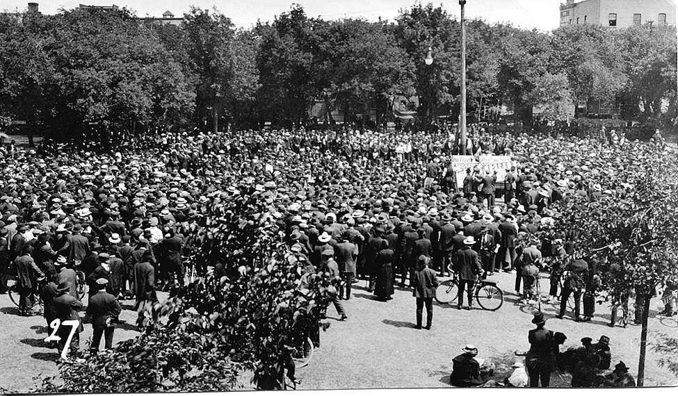L. B. Foote / Winnipeg Free Press Archives
1919 Strike
Crowd gathers at Victoria Park