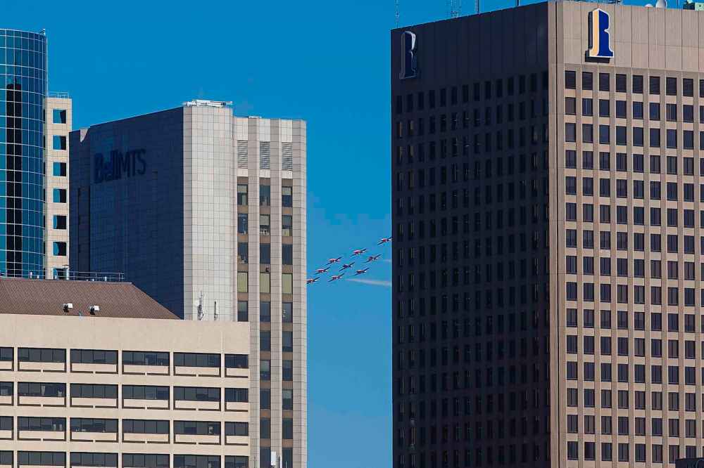 MIKE DEAL / WINNIPEG FREE PRESS
The Snowbirds fly over the city’s hospitals Tuesday morning while on a cross-country tour to boost morale during the COVID-19 pandemic.