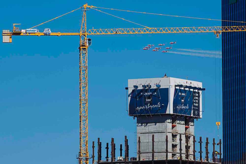 MIKE DEAL / WINNIPEG FREE PRESS
The Snowbirds fly over the city’s hospitals Tuesday morning while on a cross-country tour to boost morale during the COVID-19 pandemic.