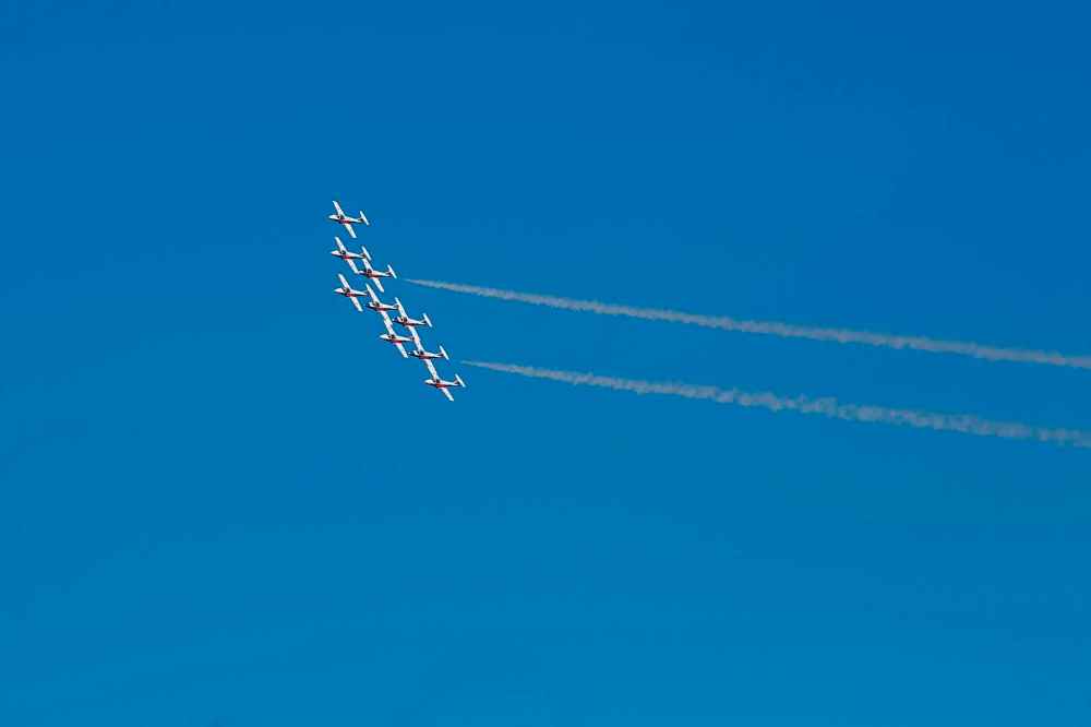 MIKE DEAL / WINNIPEG FREE PRESS
The Snowbirds fly over the city’s hospitals Tuesday morning while on a cross-country tour to boost morale during the COVID-19 pandemic.