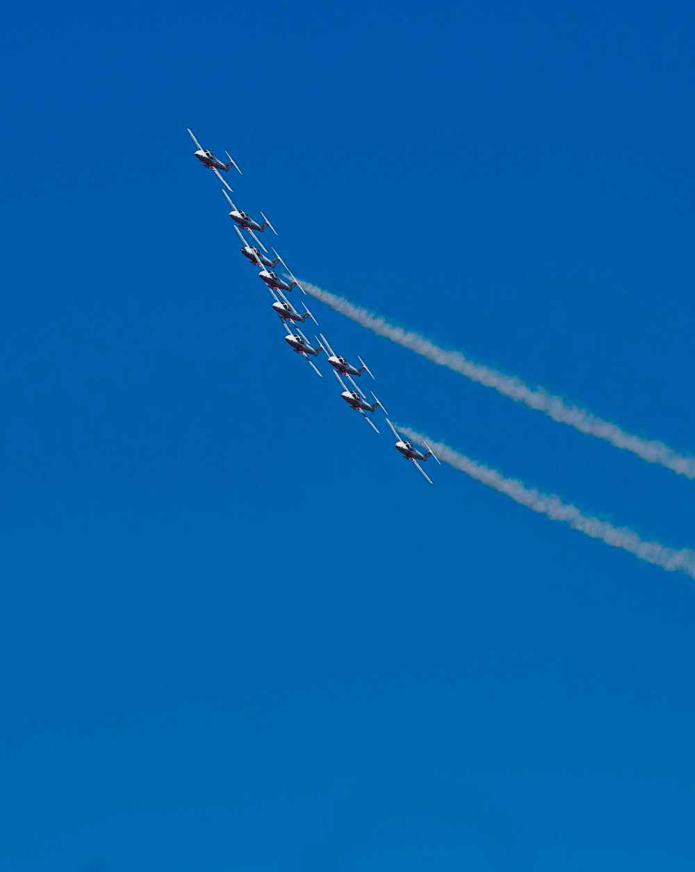 MIKE DEAL / WINNIPEG FREE PRESS
The Snowbirds fly over the city’s hospitals Tuesday morning while on a cross-country tour to boost morale during the COVID-19 pandemic.