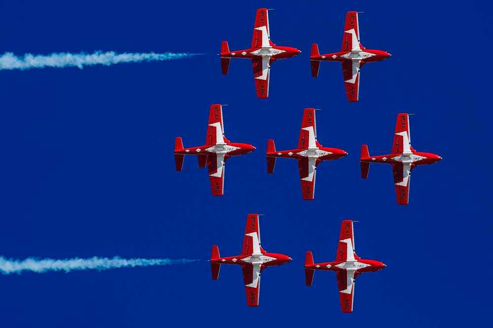 MIKE DEAL / WINNIPEG FREE PRESS
The Snowbirds fly over the city’s hospitals Tuesday morning while on a cross-country tour to boost morale during the COVID-19 pandemic.