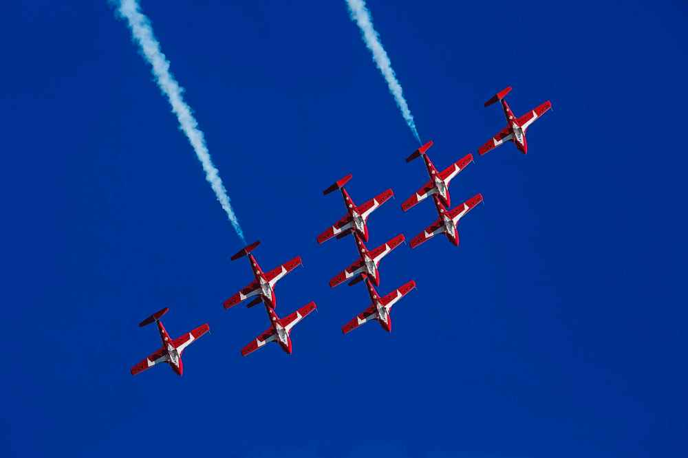 MIKE DEAL / WINNIPEG FREE PRESS
The Snowbirds fly over the city’s hospitals Tuesday morning while on a cross-country tour to boost morale during the COVID-19 pandemic.