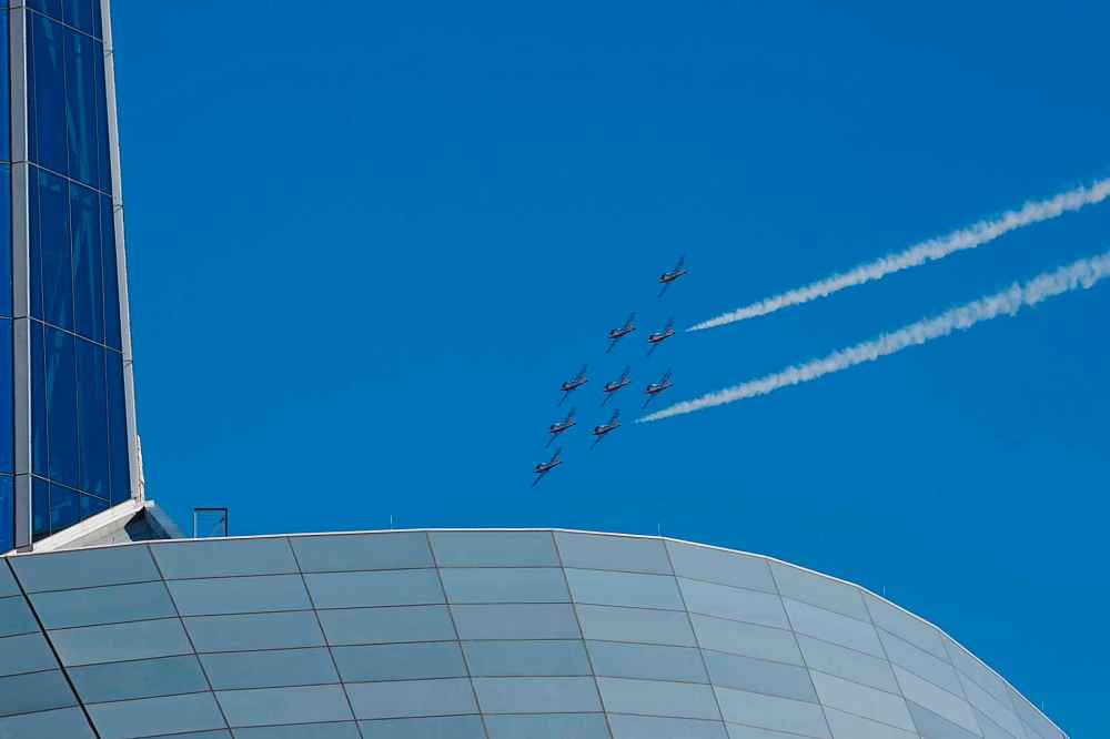 MIKE DEAL / WINNIPEG FREE PRESS
The Snowbirds fly over the city’s hospitals Tuesday morning while on a cross-country tour to boost morale during the COVID-19 pandemic.