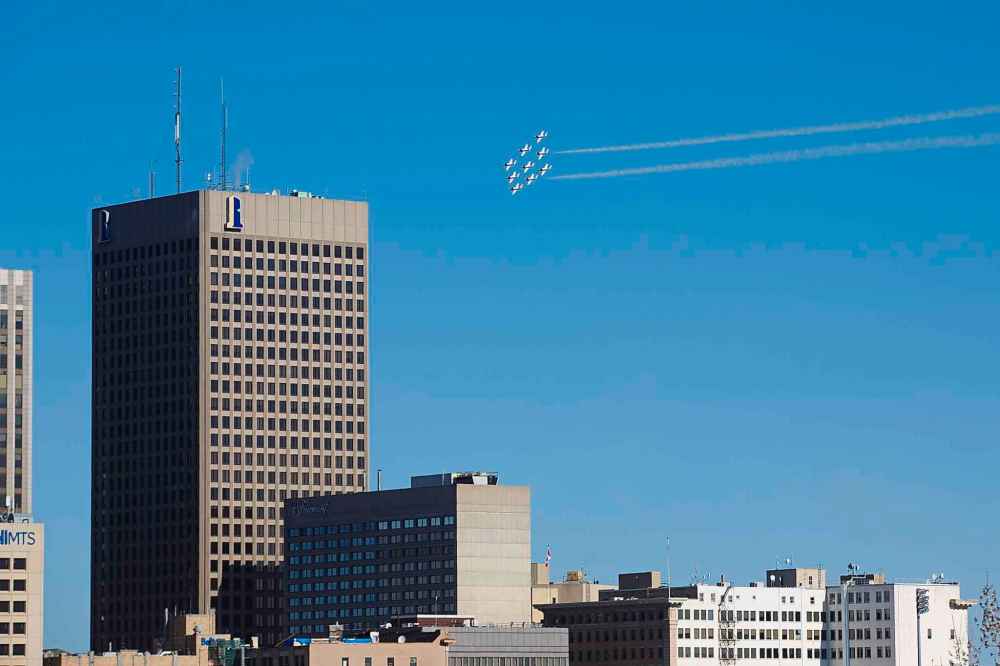MIKE DEAL / WINNIPEG FREE PRESS
The Snowbirds fly over the city’s hospitals Tuesday morning while on a cross-country tour to boost morale during the COVID-19 pandemic.