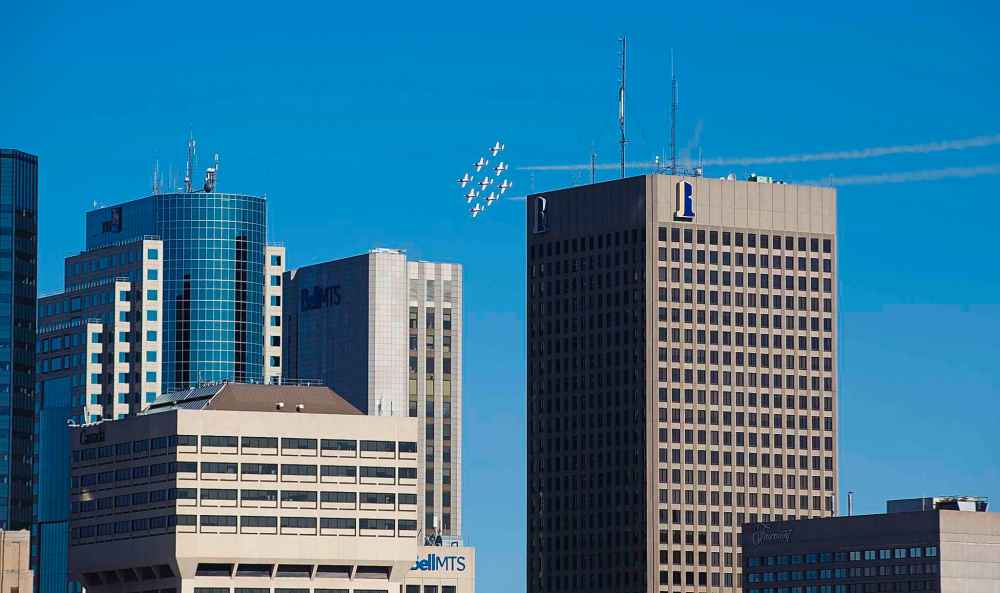 MIKE DEAL / WINNIPEG FREE PRESS
The Snowbirds fly over the city’s hospitals Tuesday morning while on a cross-country tour to boost morale during the COVID-19 pandemic.