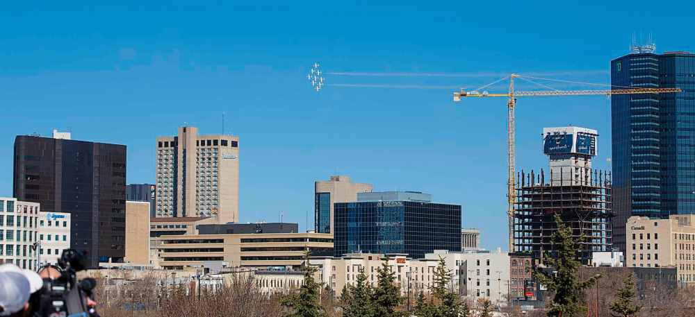 MIKE DEAL / WINNIPEG FREE PRESS
The Snowbirds fly over the city’s hospitals Tuesday morning while on a cross-country tour to boost morale during the COVID-19 pandemic.