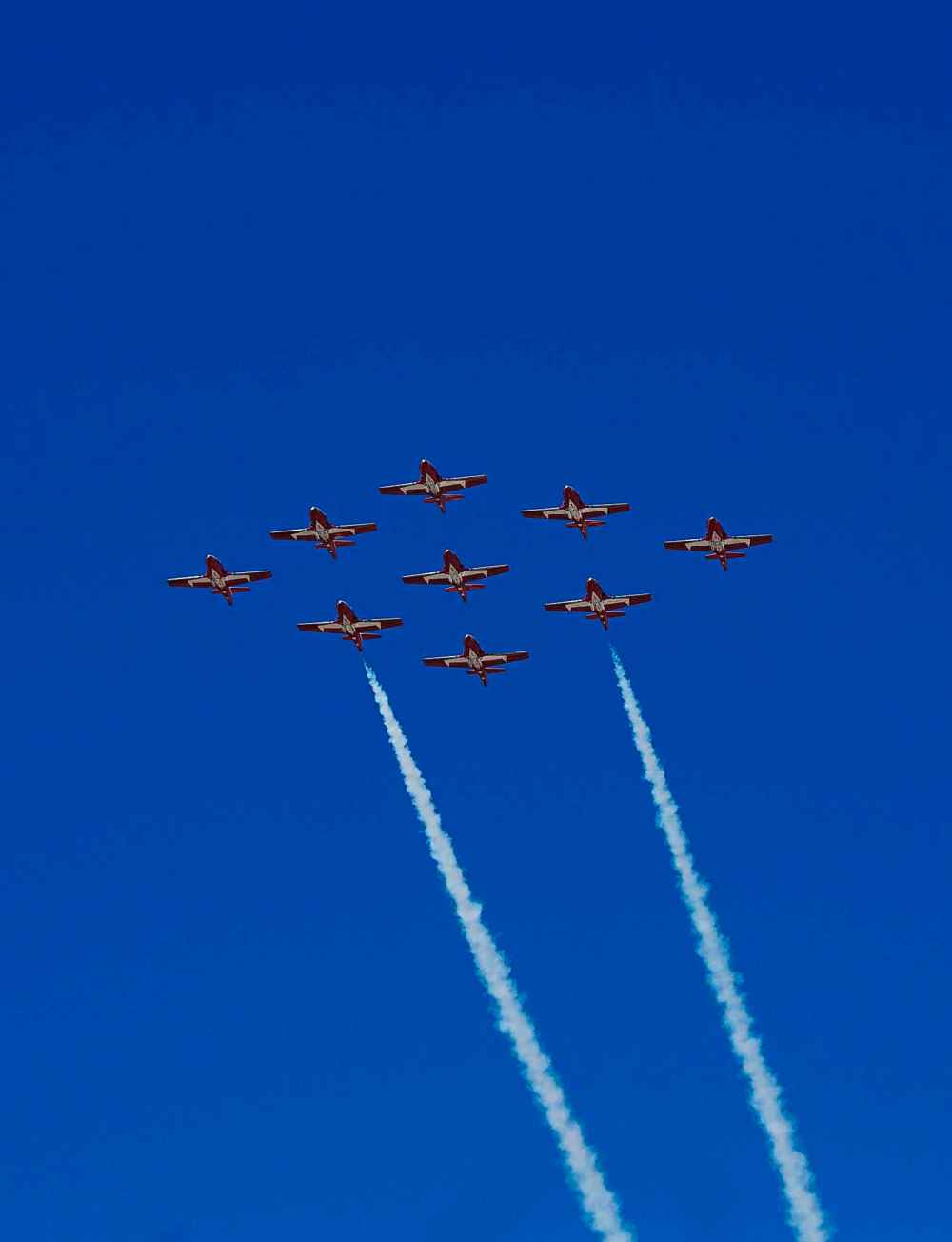 MIKE DEAL / WINNIPEG FREE PRESS
The Snowbirds fly over the city’s hospitals Tuesday morning while on a cross-country tour to boost morale during the COVID-19 pandemic.