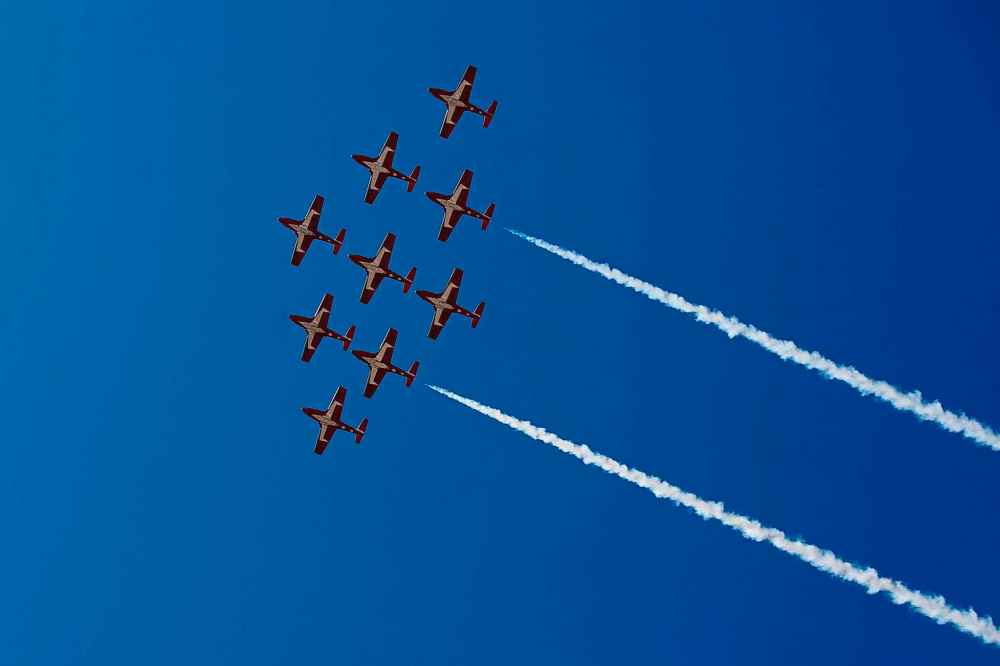 MIKE DEAL / WINNIPEG FREE PRESS
The Snowbirds fly over the city’s hospitals Tuesday morning while on a cross-country tour to boost morale during the COVID-19 pandemic.