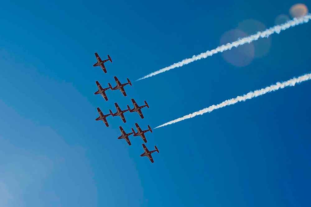 MIKE DEAL / WINNIPEG FREE PRESS
The Snowbirds fly over the city’s hospitals Tuesday morning while on a cross-country tour to boost morale during the COVID-19 pandemic.