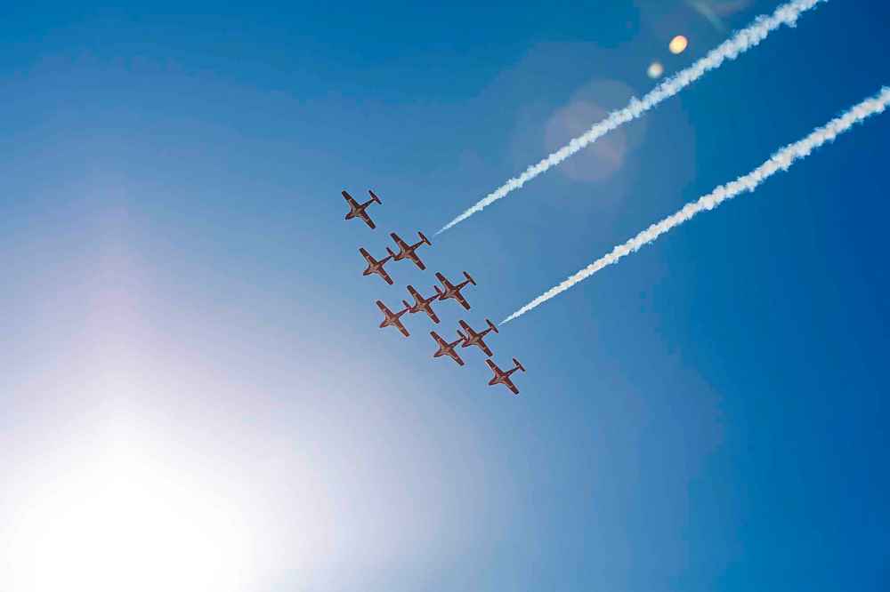 MIKE DEAL / WINNIPEG FREE PRESS
The Snowbirds fly over the city’s hospitals Tuesday morning while on a cross-country tour to boost morale during the COVID-19 pandemic.
200512 - Tuesday, May 12, 2020.