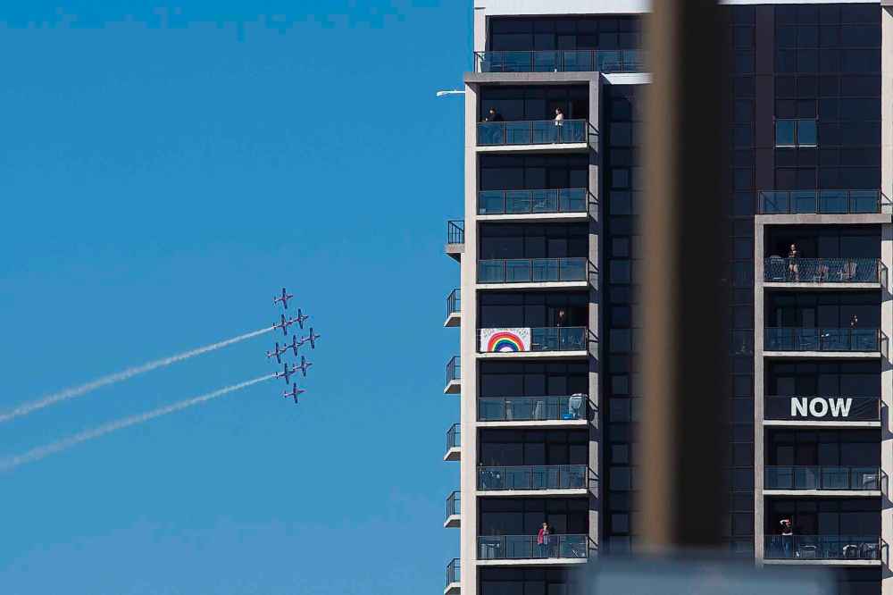 MIKE DEAL / WINNIPEG FREE PRESS
The Snowbirds fly over the city’s hospitals Tuesday morning while on a cross-country tour to boost morale during the COVID-19 pandemic.
