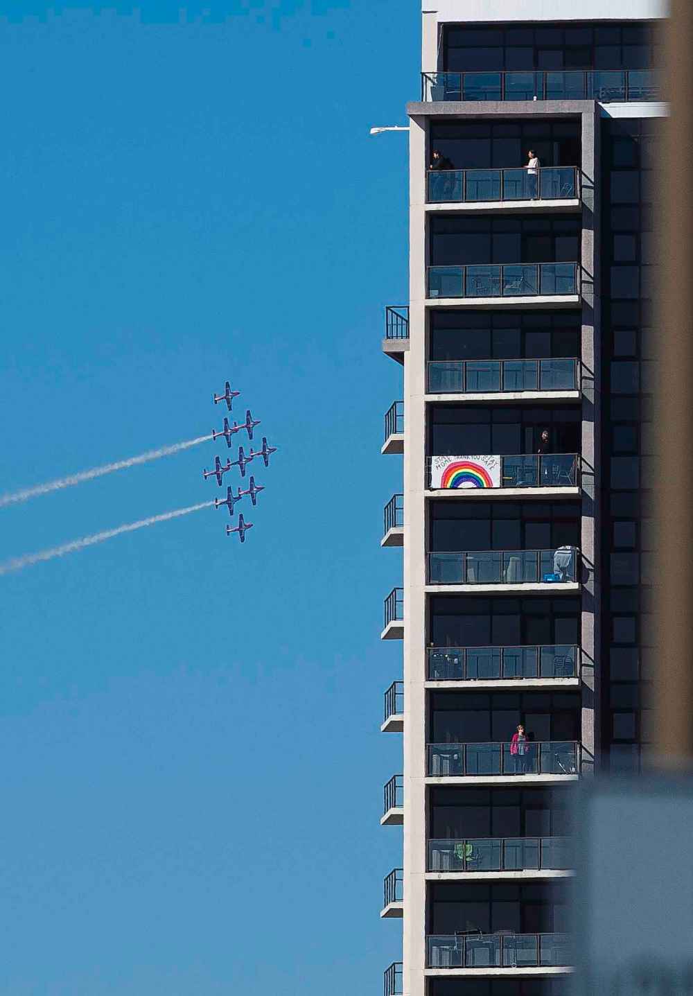 MIKE DEAL / WINNIPEG FREE PRESS
The Snowbirds fly over the city’s hospitals Tuesday morning while on a cross-country tour to boost morale during the COVID-19 pandemic.