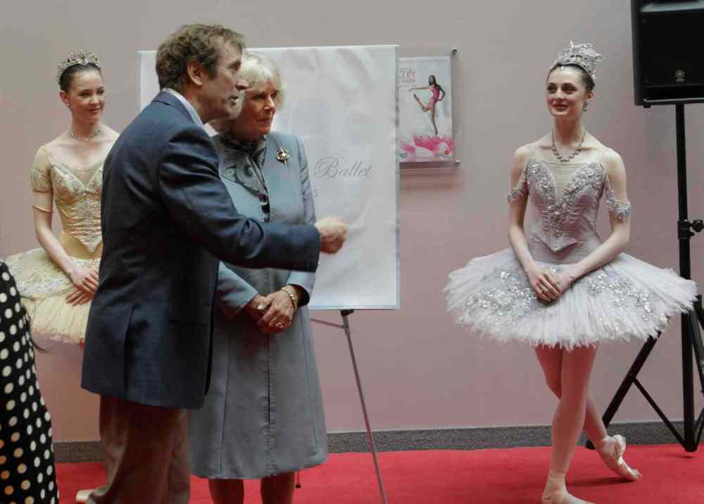 Wayne Glowacki / Winnipeg Free Press
Camilla, Duchess of Cornwall with RWB Artistic Director Andre Lewis between dancers Katie Bonnell (left) and Anna O'Callaghan at Canada's Royal Winnipeg Ballet tour.