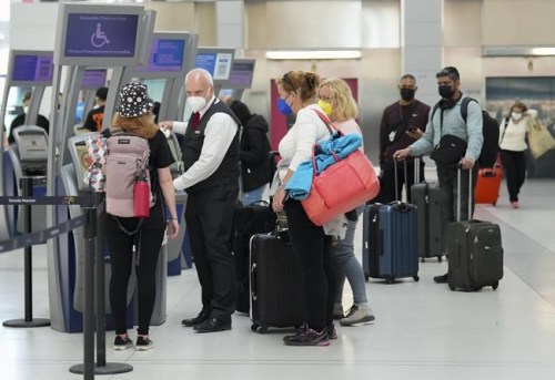 People wait in line to check in at Pearson International Airport in Toronto on Thursday, May 12, 2022.&nbsp;Sources confirm the federal government is putting an end to COVID-19 vaccine mandates for domestic and outbound international travellers and public sector workers.&nbsp;THE CANADIAN PRESS/Nathan Denette